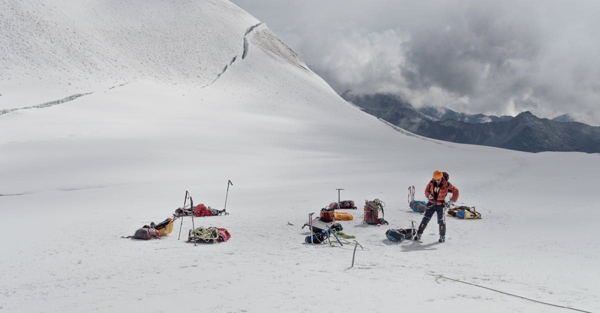 Bergsteiger bereitet sich im Tiefschnee auf einen Höheneinsatz bei der Patrouille des Glaciers 2026 vor