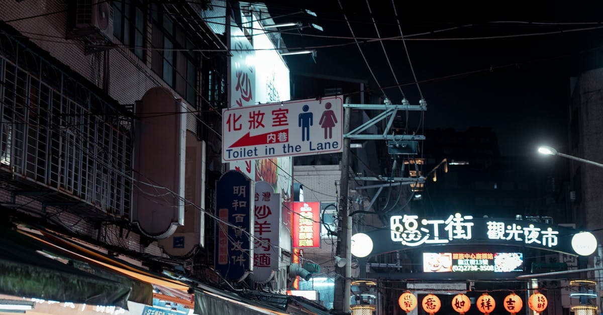 台湾グルメに関する疑問を解決、台北夜市の活気あふれる看板と賑わいの風景