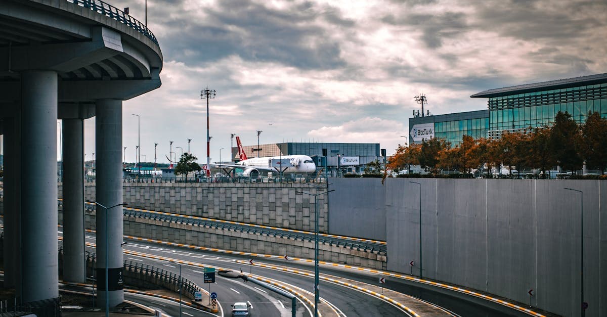 Trafikerad motorväg utanför SAW airports terminal under en molnig himmel.