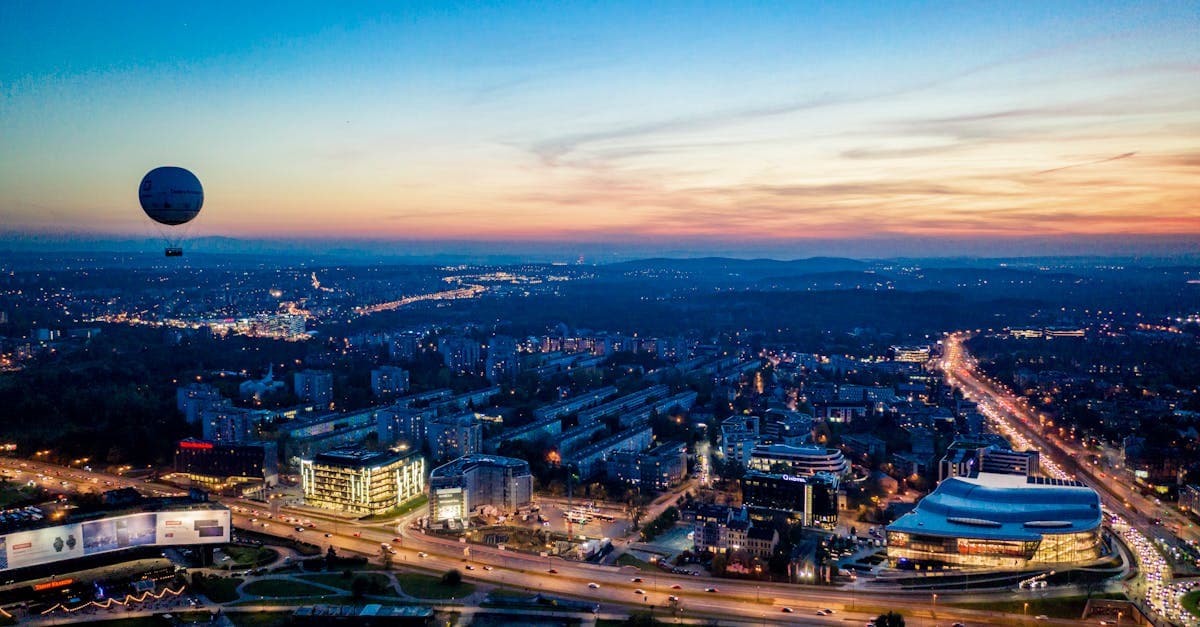 Panorama Krakowa o zachodzie słońca z balonem — łączność i karty SIM dla turystów