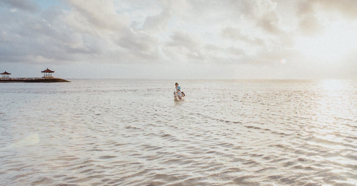 Lugn morgonstämning vid Balis kust med familj och traditionella gazebos i bali väder