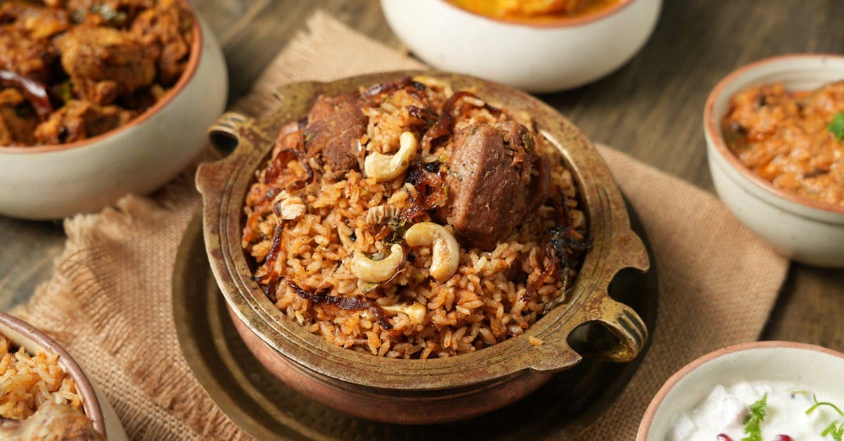 Biryani auténtico de gastronomía india acompañado de platillos laterales tradicionales capturado en Chennai