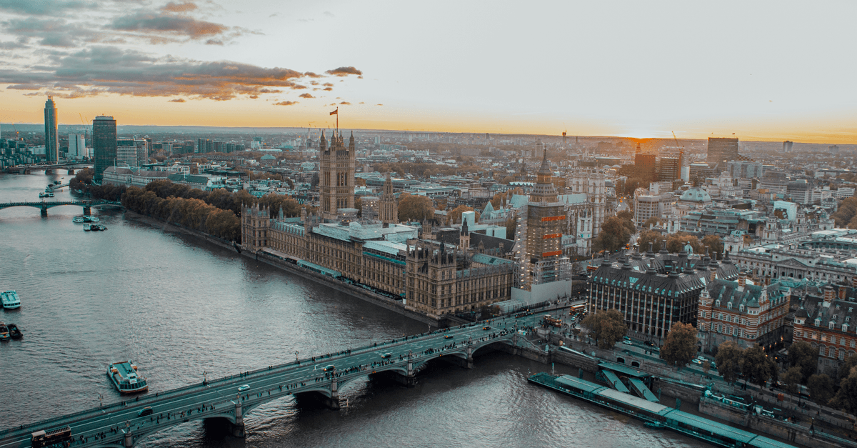 Palazzo di Westminster e il Tamigi al tramonto, tra le meraviglie da includere nell'itinerario su cosa vedere a Londra in 3 giorni.