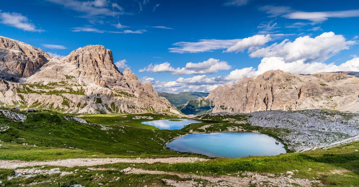 Paesaggio delle Tre Cime di Lavaredo con laghi alpini, tappa imperdibile del road trip nelle Dolomiti