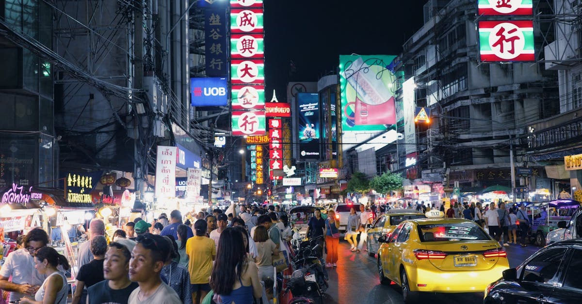 ネオンと人波が溢れるバンコクの夜の繁華街、観光の醍醐味を体感できる都市風景