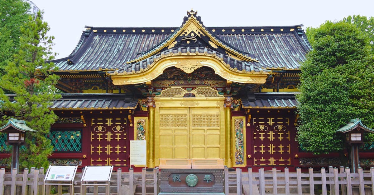 夫婦での安井金比羅宮参拝と縁が切れるという噂の真相を考える拝殿の荘厳な外観