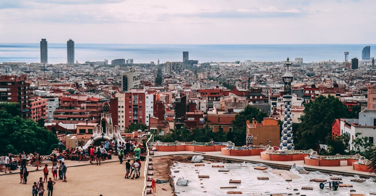 Weitblick über Barcelonas Architektur vom Aussichtspunkt – hilfreiche Orientierung für die Packliste im Mai