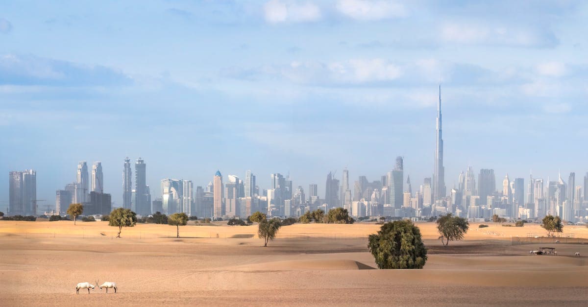 Burj Khalifa si staglia sul deserto sotto cielo terso, meteo Dubai estivo con caldo estremo