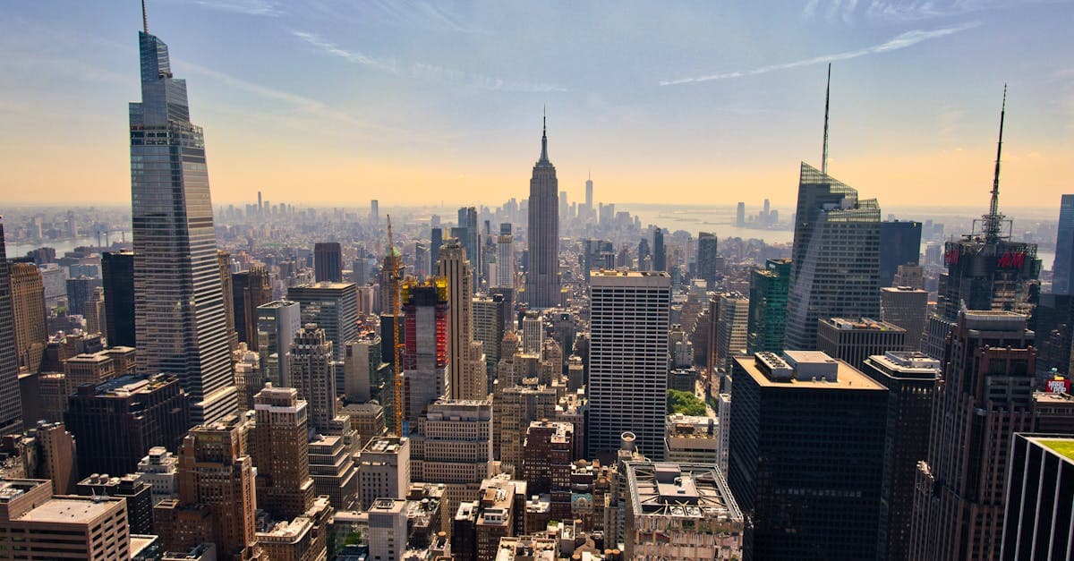 L'Empire State Building au cœur du skyline, monument incontournable pour visiter New York