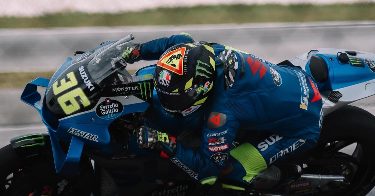 Motociclista tomando una curva a gran velocidad en el Circuito de Sepang durante el MotoGP 2026