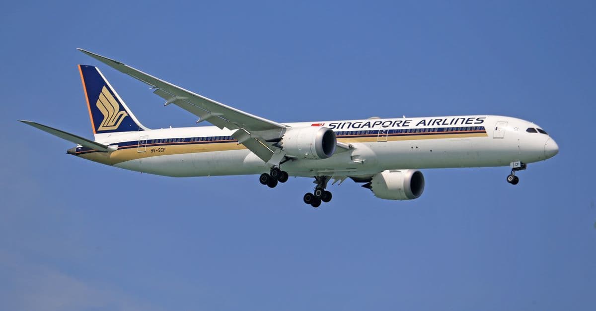 Singapore Airlines Boeing 787 Dreamliner cruising at altitude — book your Sydney to Singapore flight at the right time to save.