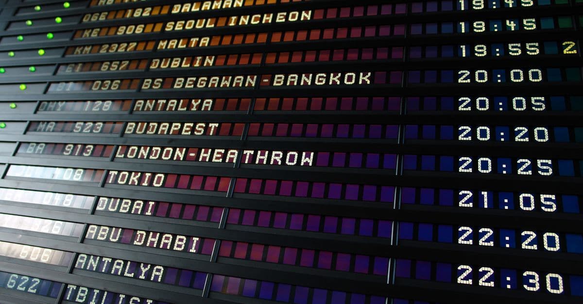 Tablero de salidas estilo retro en un aeropuerto con destinos y horarios de vuelos internacionales