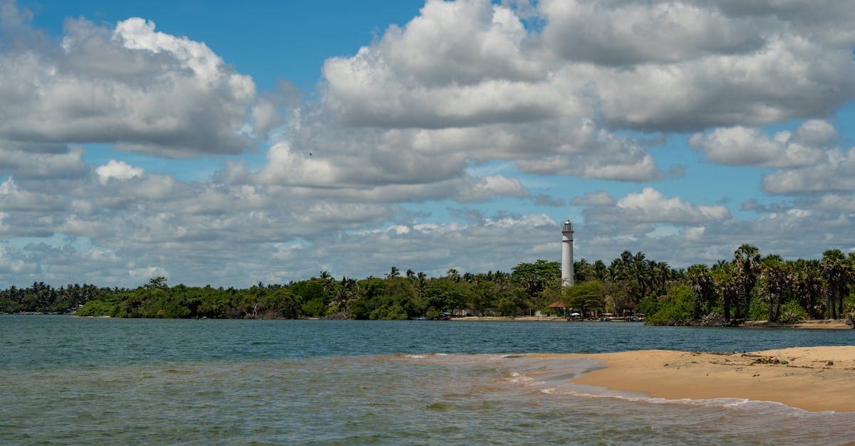 Batticaloa Lagoon lighthouse on a sunny day, ideal to explore when planning the best time to visit Sri Lanka