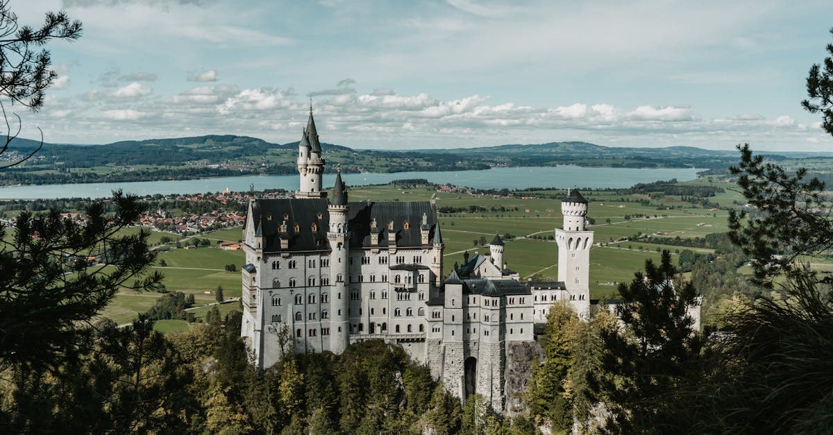 Luftaufnahme von Schloss Neuschwanstein in der bayerischen Landschaft – Highlight jeder Deutschland-Bucket-List