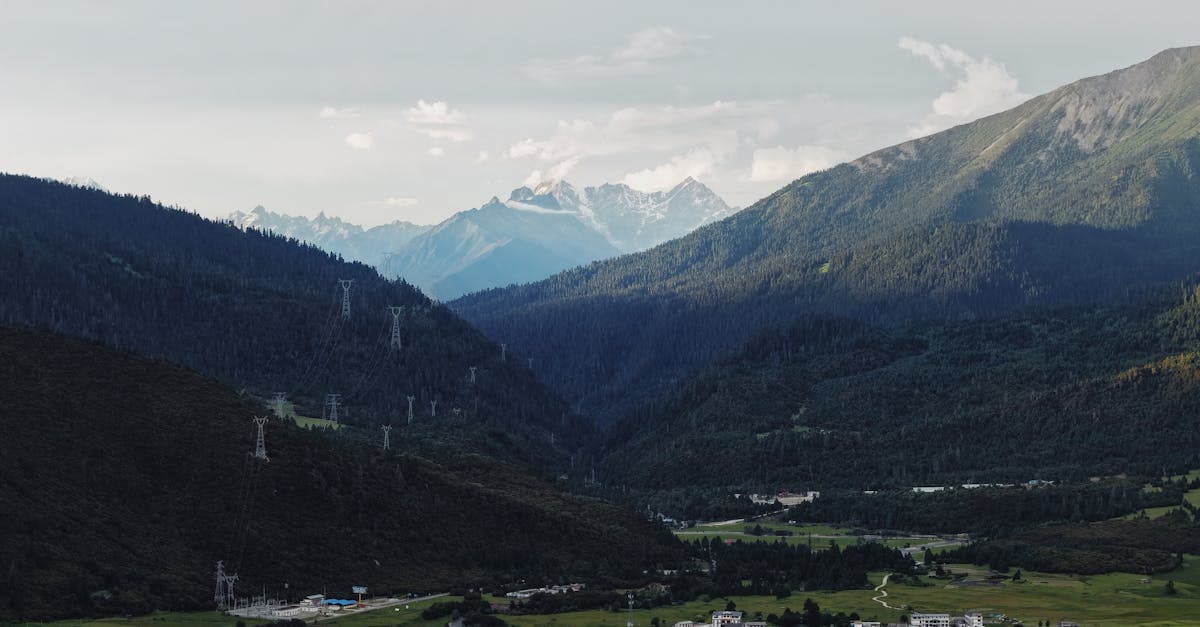 夏の緑豊かな渓谷と雪を頂く山々が見渡せるヨーロッパ旅行の代表的な絶景スポット