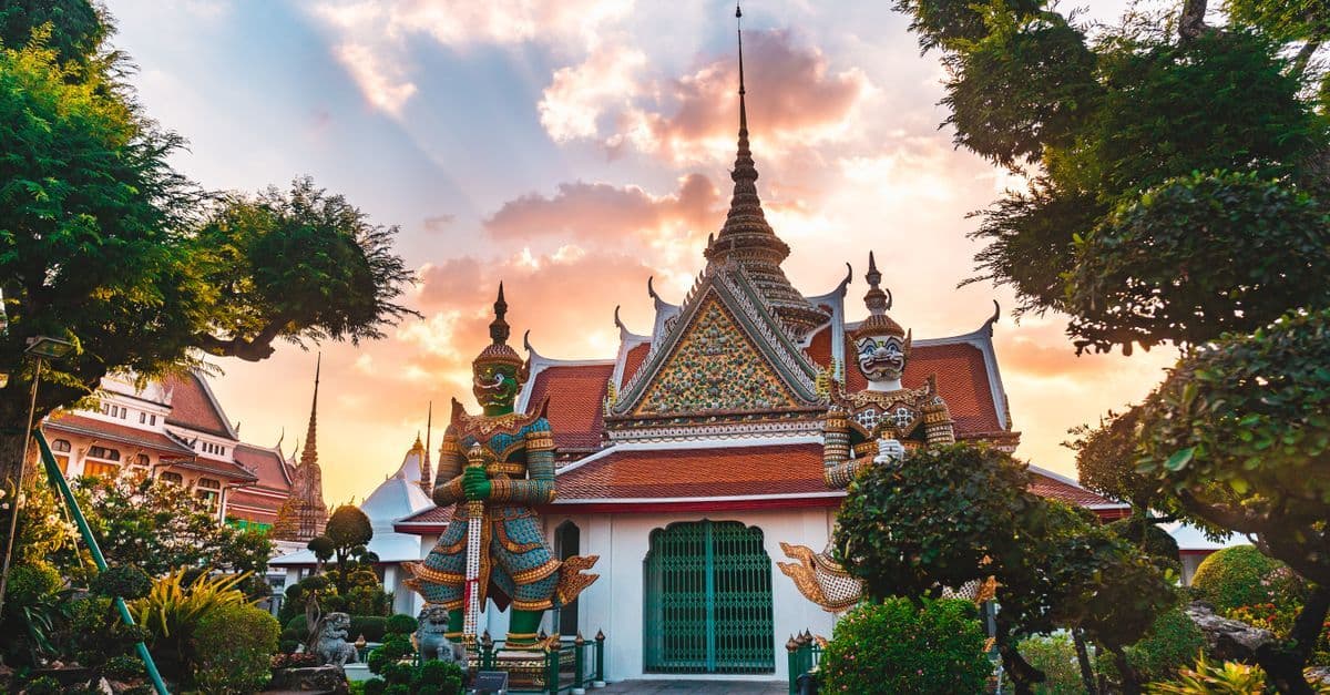 Wat Arun in Bangkok im farbenprächtigen Abendhimmel – beeindruckendes Wahrzeichen für den Thailand Urlaub