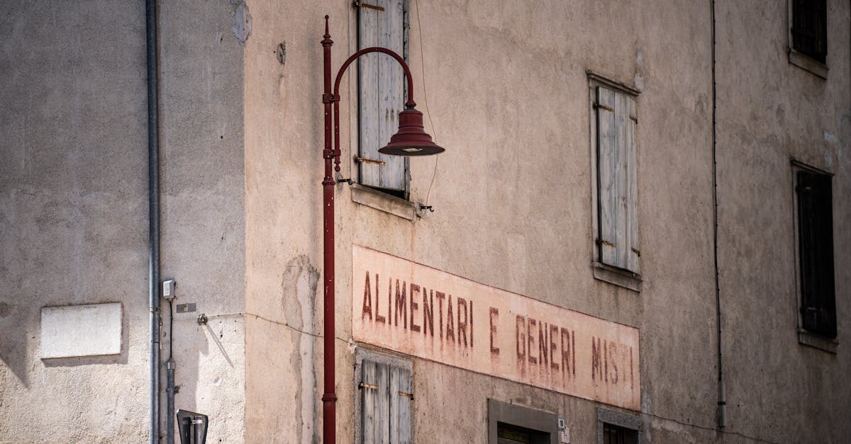 Strada vintage di Riva del Garda con architettura tipica italiana, meta turistica per chi lavora all'estero