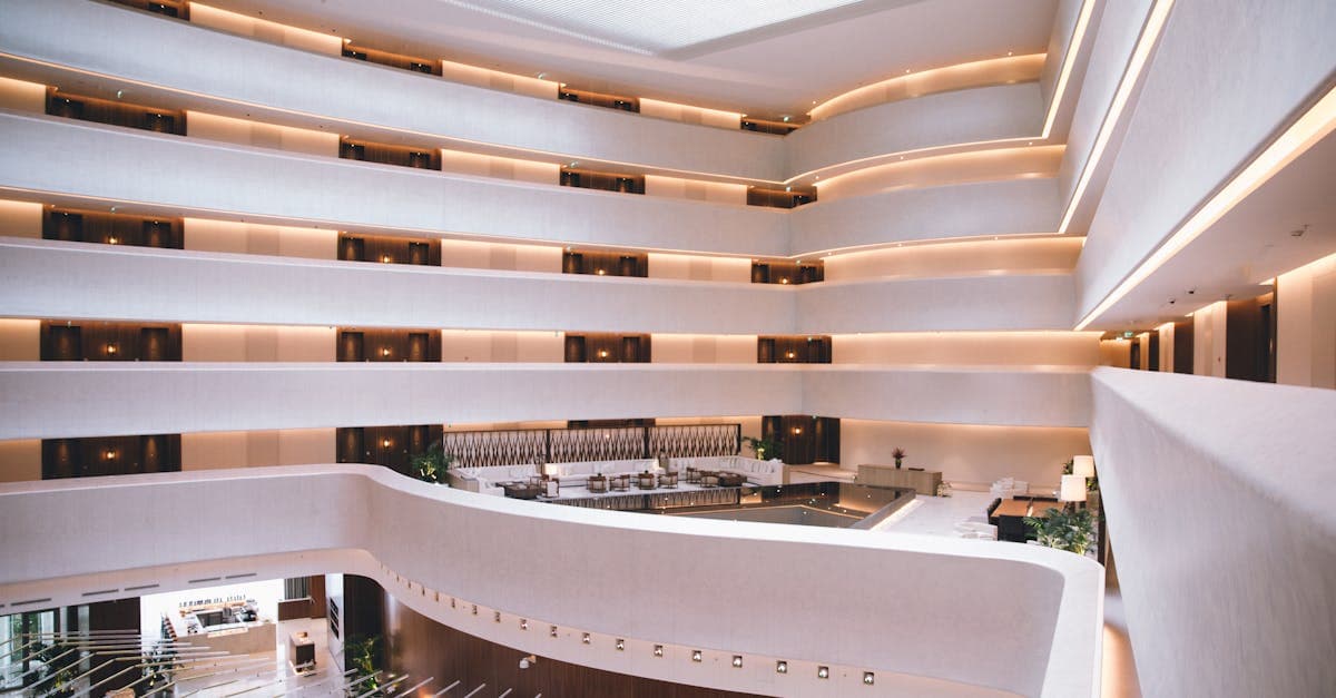 Clarion-hotellin avara moderni aula – Nordic Choice Hotels omistaa Clarion-hotelliketjun Pohjoismaissa.