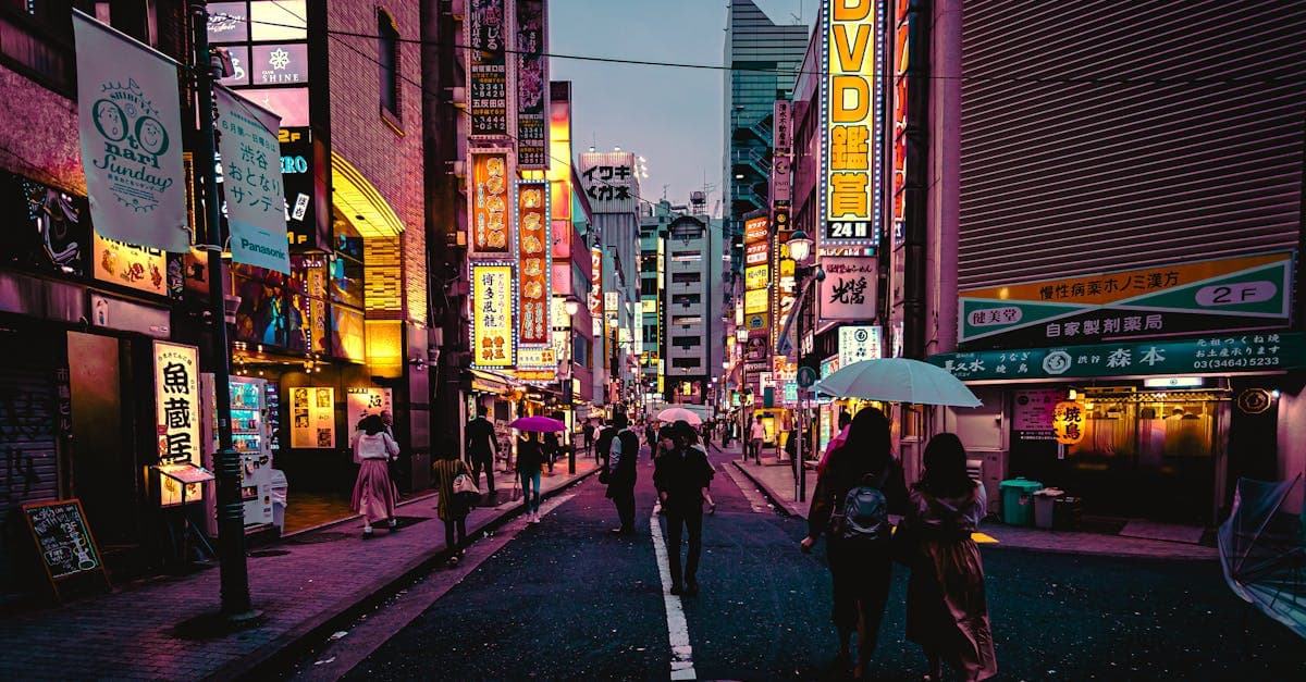 Vivace scena notturna di Tokyo con luci al neon: scopri quanto costa una esim giappone nel 2026