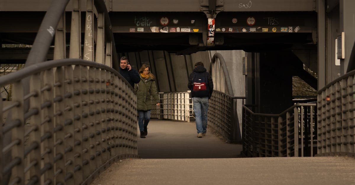 Reisende gehen unter der Hamburgbrücke und denken an wichtige Elektronik für die Reise.