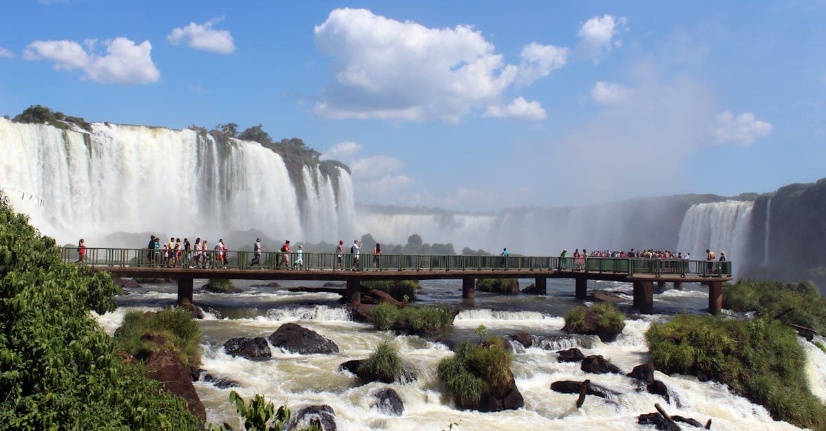 Visitantes na passarela contemplando as majestosas Cataratas do Iguaçu pelo lado argentino, ponto turístico imperdível