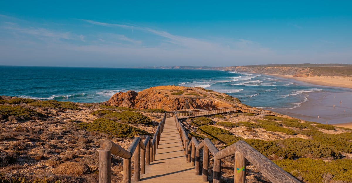 Passadiço de madeira que conduz à Praia da Bordeira, na costa vicentina do Algarve