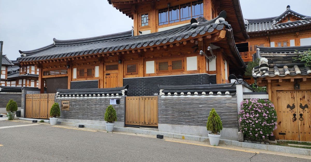 대구 전통 한옥의 아름다운 기와지붕과 목조 구조물이 한국 전통 건축의 매력을 보여주는 모습