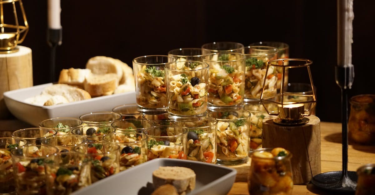 Ansprechend angerichtete Pasta-Vorspeisen in Gläsern als Inspiration für proteinreiche Mahlzeiten und Muskelaufbau.