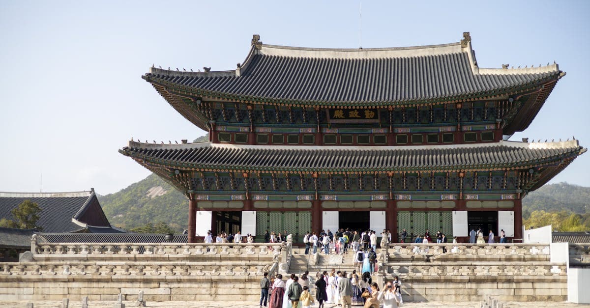 韓国旅行費用を計画する際に訪れたい観光名所、景福宮の壮麗な伝統建築と歴史的な正門