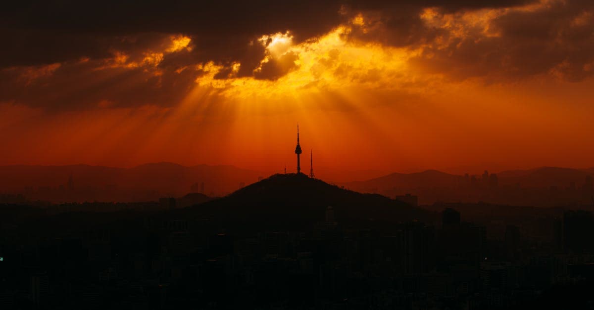 서울 남산타워 실루엣이 주황빛 구름 가득한 석양 하늘에 드라마틱하게 펼쳐진 황혼 풍경