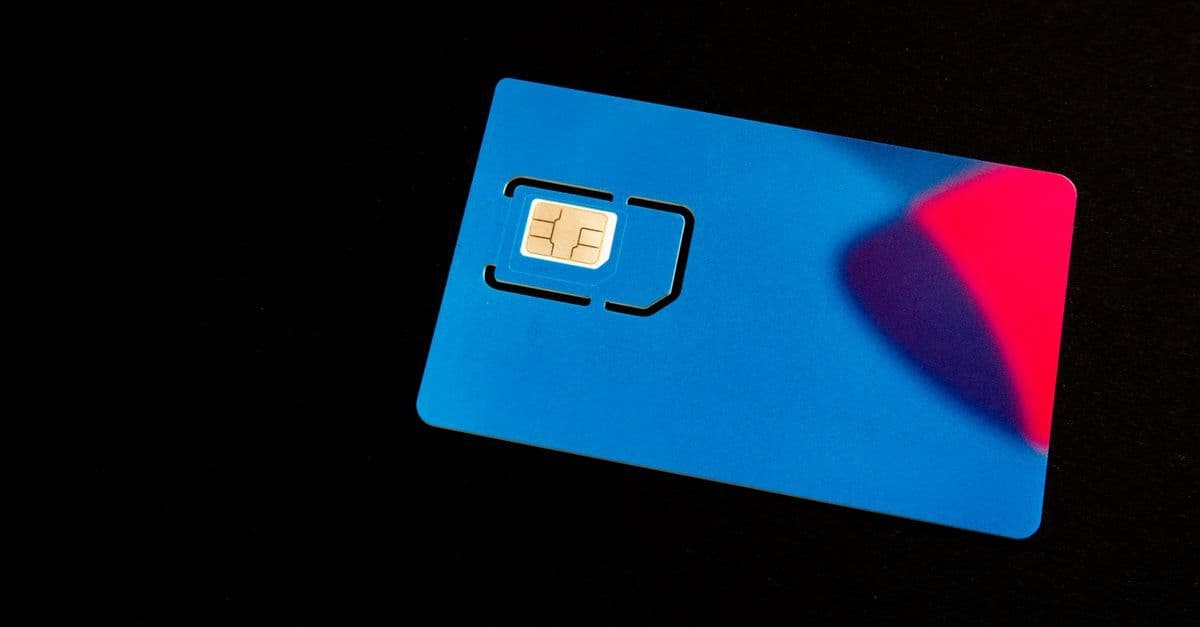 Blåt simkort på mørk baggrund, der symboliserer digital eSIM-teknologi til iPhone og Android.