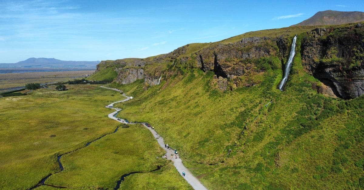 Mejor época para viajar a Islandia: clima mes a mes y auroras - guía de destinos y consejos de eSIM por HelloRoam