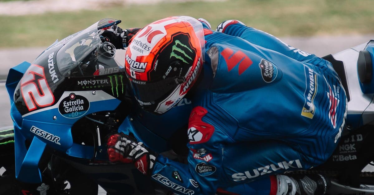 Motociclista compitiendo en el Circuito de Sepang en una carrera, representando los cambios de equipos en MotoGP 2026