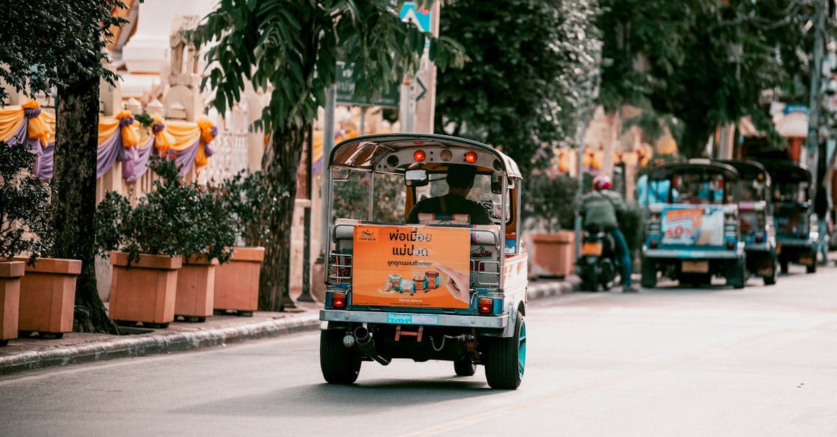 Kleurrijke tuk tuks rijden door de drukke straten van Bangkok als onderdeel van reisadvies thailand.