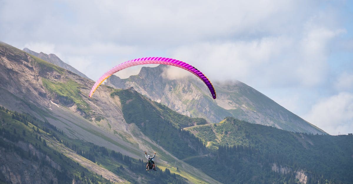 Parapente sobre paisagens montanhosas da Ásia, onde R$ 100 rende muito nos países baratos para viajar