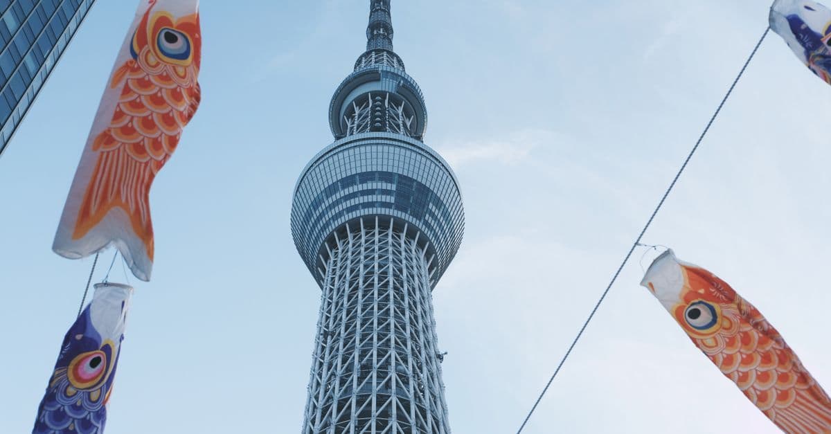 Bunte Koinobori-Karpfenfahnen am Tokyo Skytree als farbenfrohe Hommage an die japanische Festkultur