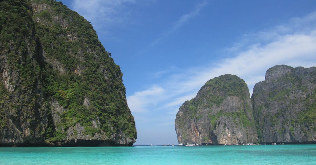 Kristallklares Wasser und beeindruckende Kalksteinfelsen in einer malerischen Bucht auf Koh Phi Thailand.