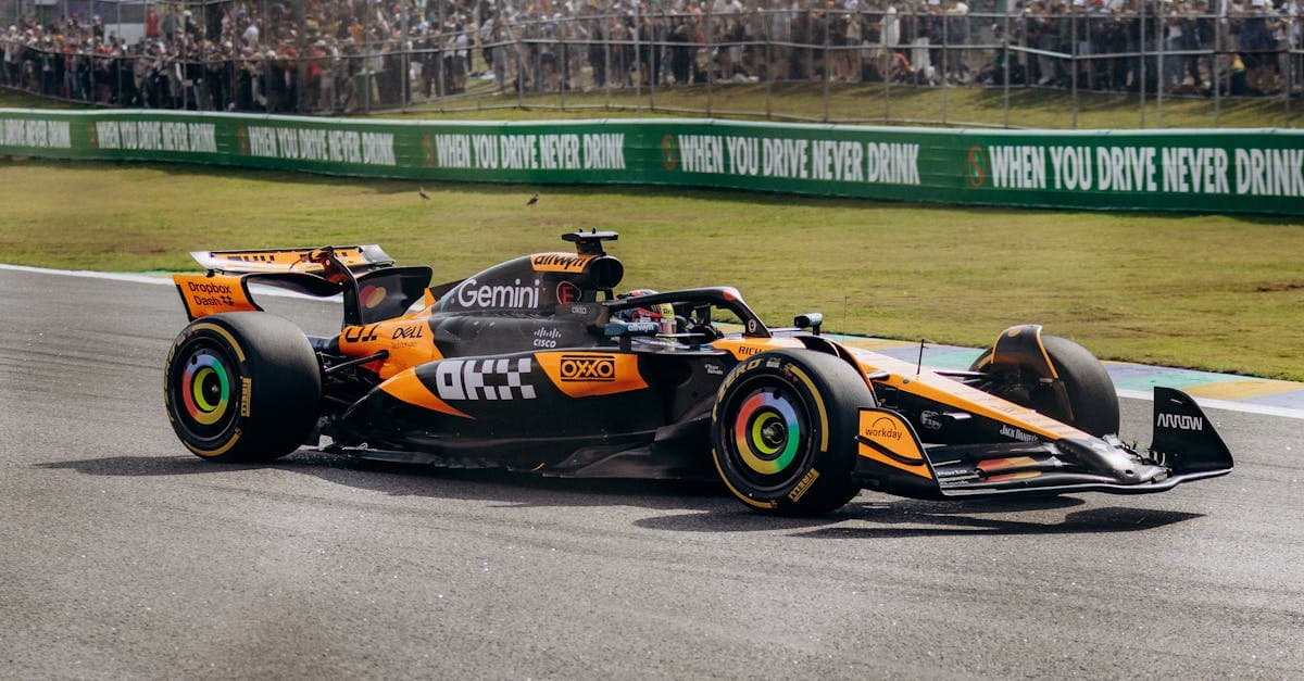 F1 2026エントリーリストの強豪チームがしのぎを削るブラジルGP、インテルラゴスの高速バトルシーン
