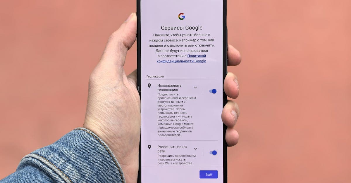 Person hält Smartphone mit Google-Einstellungen – kompakte Schnellübersicht zu Google Flights Funktionen