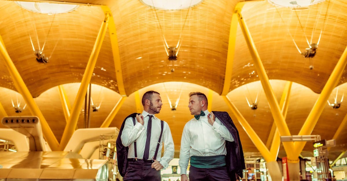 Deux hommes en costume dans le hall principal de l'aéroport Adolfo Suárez Madrid-Barajas.