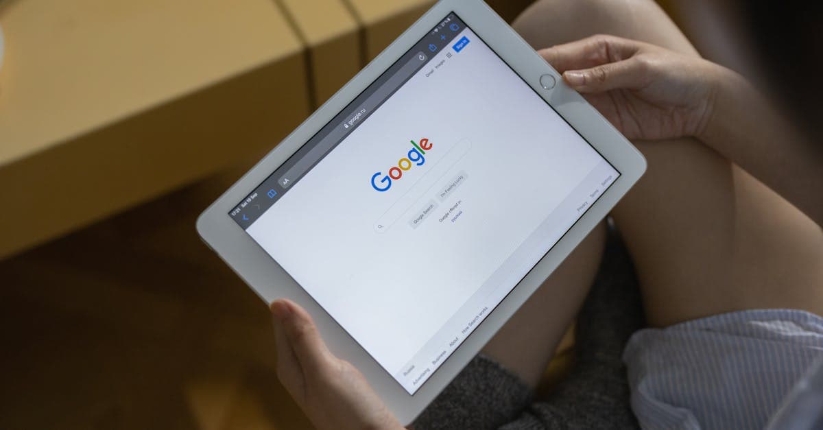 Hände halten Tablet mit Google-Suchseite zur Suche nach günstigen Flügen mit Google Flights