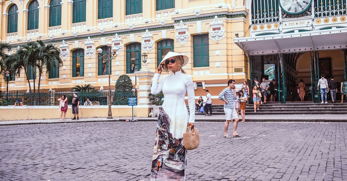 Phụ nữ mặc áo dài trước Bưu điện Trung tâm Sài Gòn, so sánh lựa chọn Vũng Tàu và Mũi Né trong ngày.