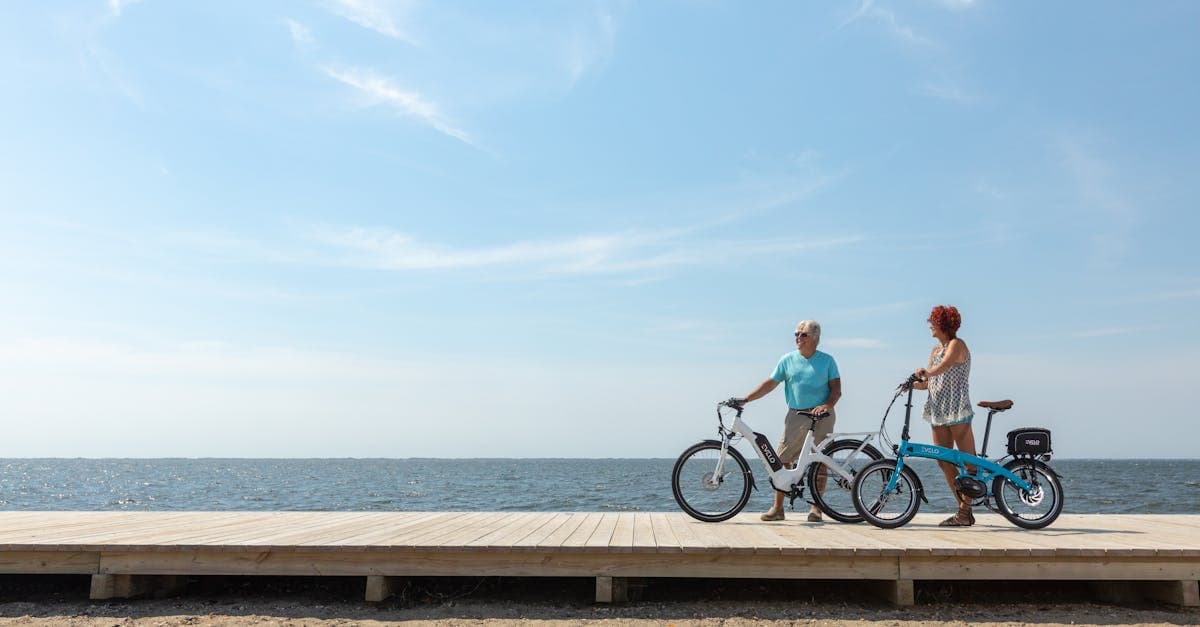 Couple cycling a beach boardwalk, representing flexible marketplace travel eSIM options for UK connectivity in 2026