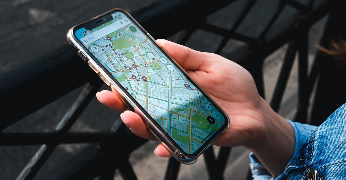 韓国eSIMおすすめ比較表で選んだeSIMで地図アプリを表示するスマートフォンを手に持つ旅行者