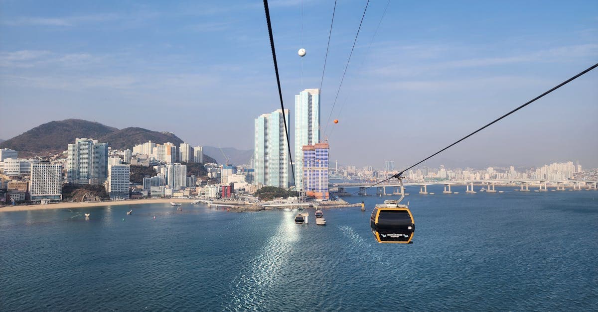 부산 여행의 놓칠 수 없는 명소인 케이블카에서 본 송도해수욕장과 도시 경관