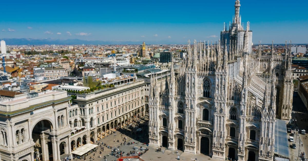 Vista aerea del Duomo di Milano con il panorama urbano, guida per visitatori con eSIM e mappe