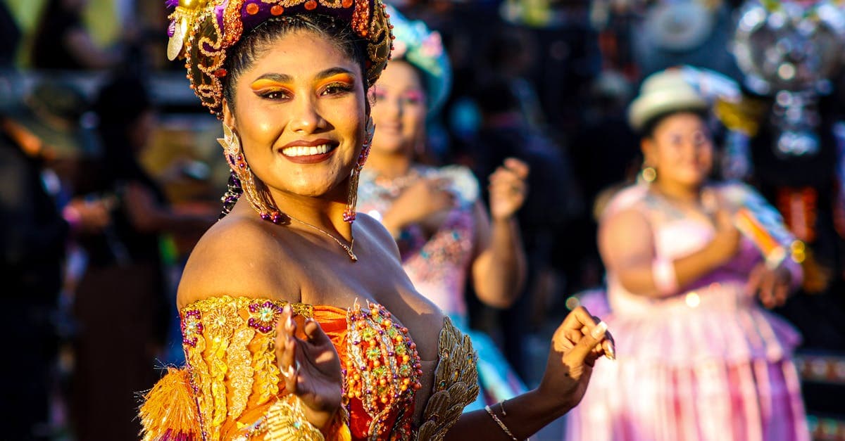 Celebración vibrante con trajes tradicionales en festival, representando la categoría Regional Mexicano y Banda de los premios