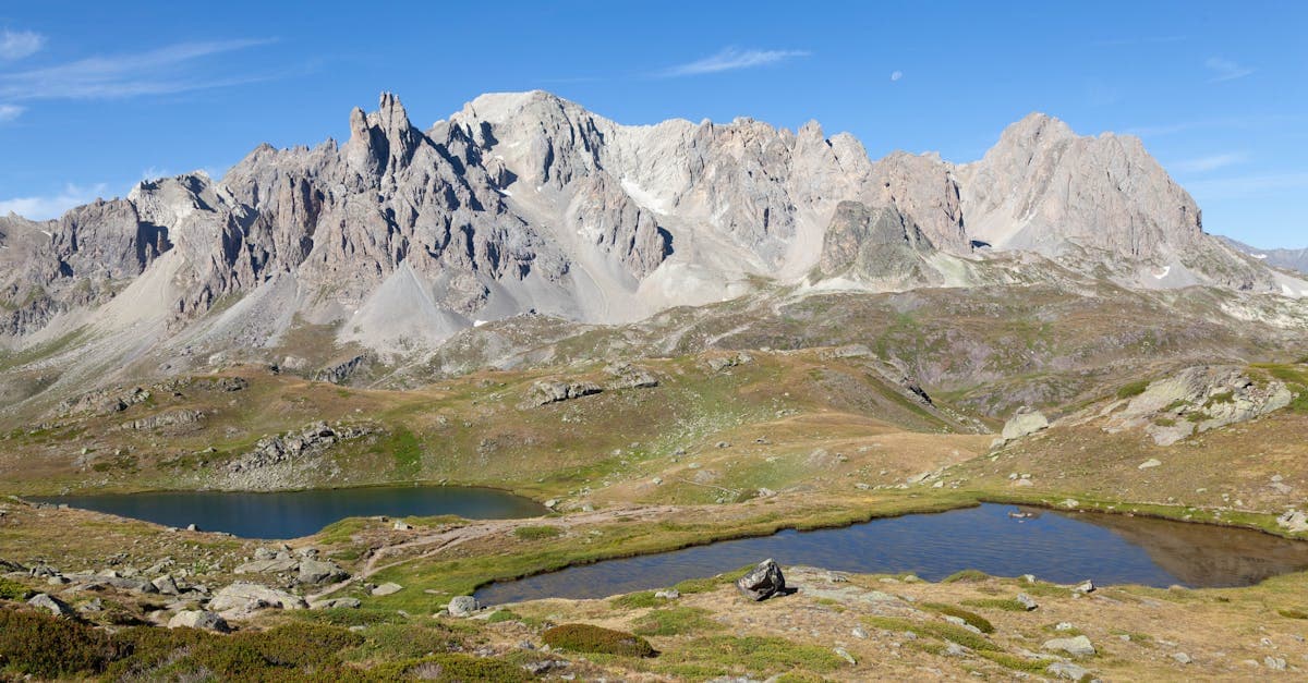 Adembenemend uitzicht op bergmeren en bergtoppen in Névache, Frankrijk, vlakbij het parcours van alpe d'huzes 2026