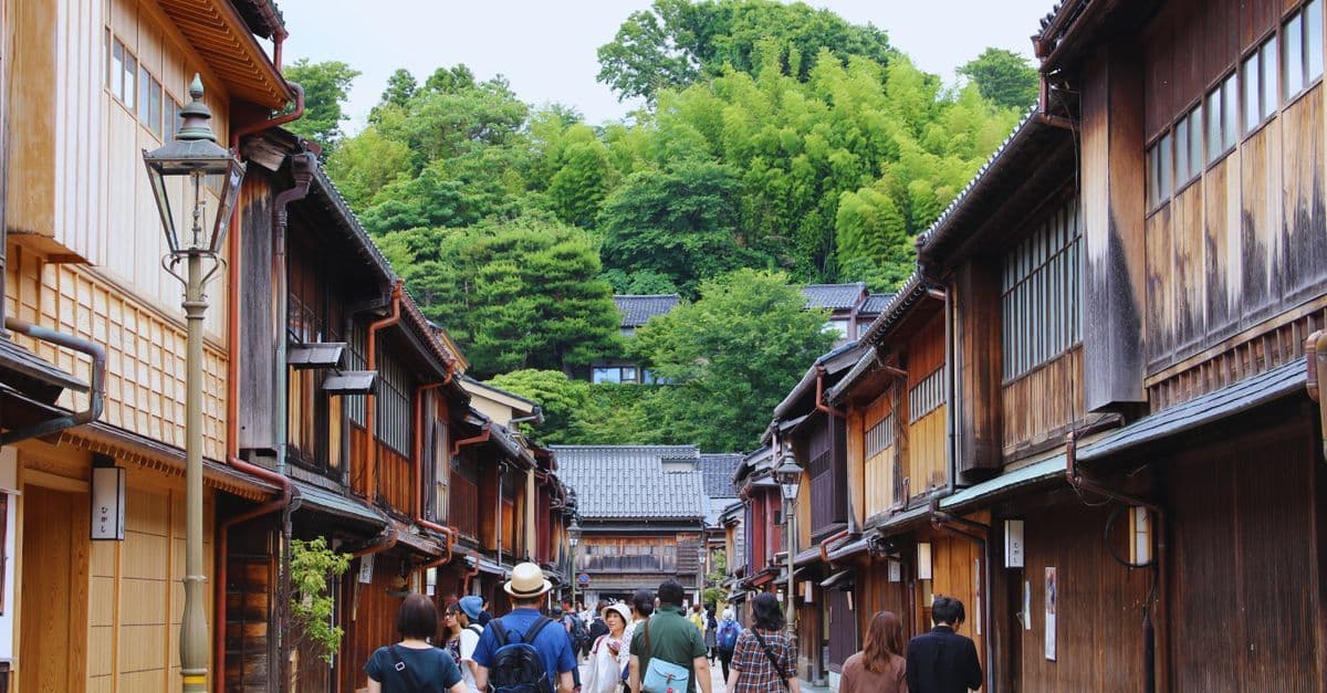 安井金比羅宮の茅の輪をくぐる参拝者が縁切りと縁結びの祈願を行う様子