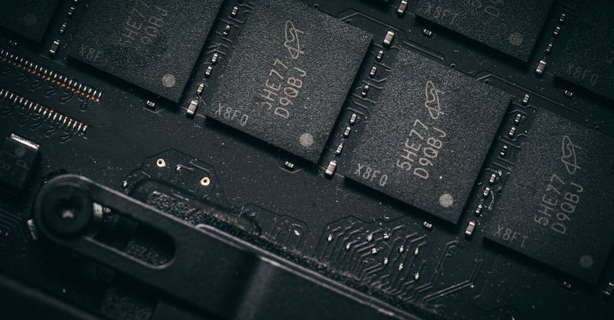 Placa de circuito com microchips ilustrando como obter um chip internacional para viagens